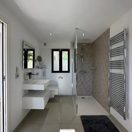 Nom Homestay Cannes